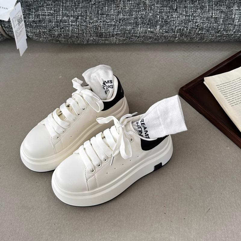 Small height-increasing shoes, little white shoes, women's 2025 autumn explosion versatile thick-soled super fire sports casual muffin board shoes