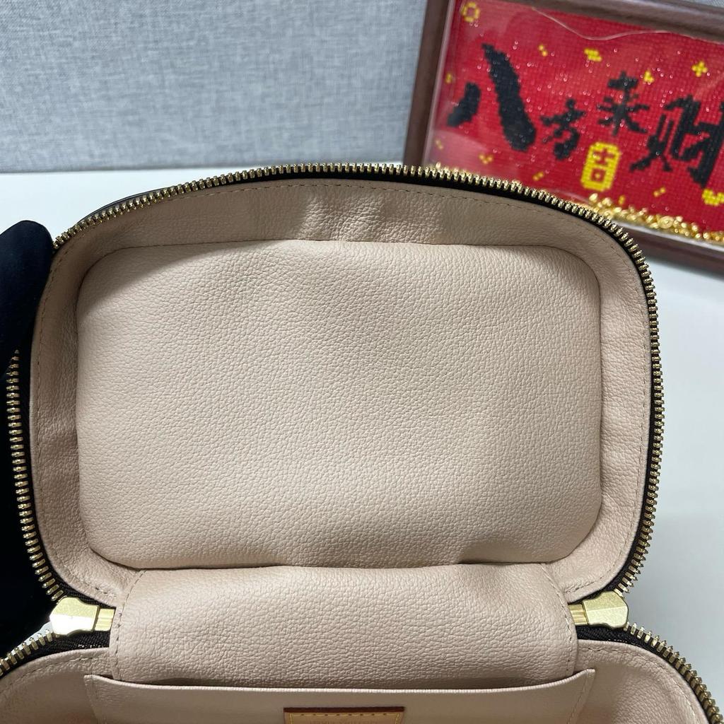 [Pre-Owned] Nice Elegant Shape Lv Monogram Metal Zipper Head Coated Canvas Makeup Bag Handbag Mini - Excellent #1RQZ39