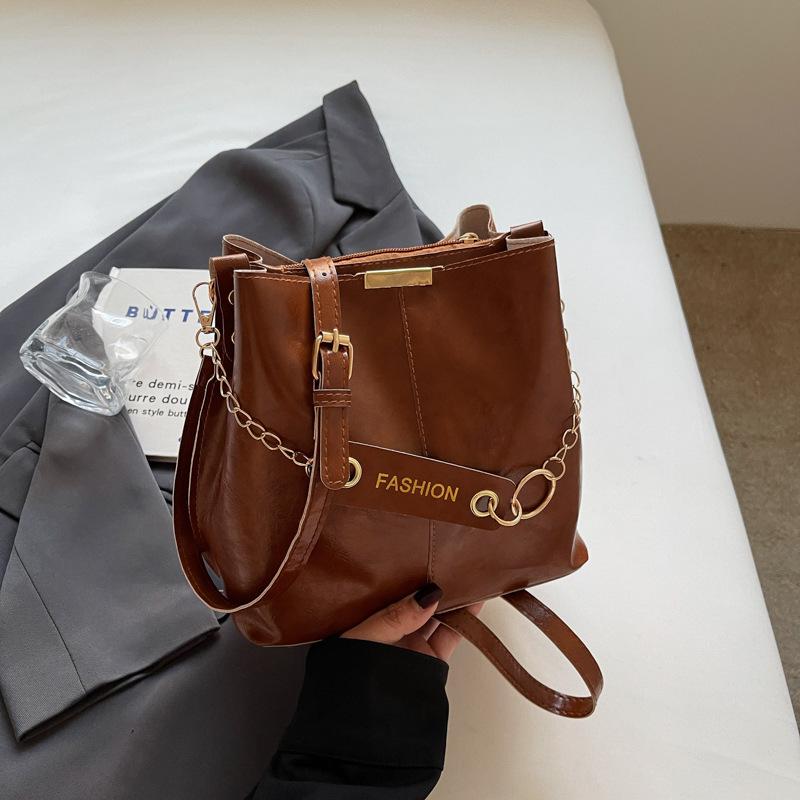 New Retro Bucket Bag Fashionable Foreign Texture Small Bag Women's 2025 Spring Niche Design Commuter Messenger Bag