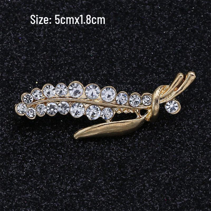 Módní brož s lukem: Kovové šperky s perlou a kamínkovou květinou