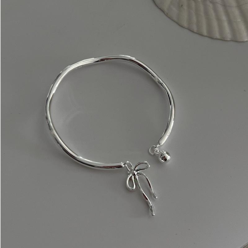Women s Fashionable Bow Ball Bracelet: Simple, Sweet  Trendy Design