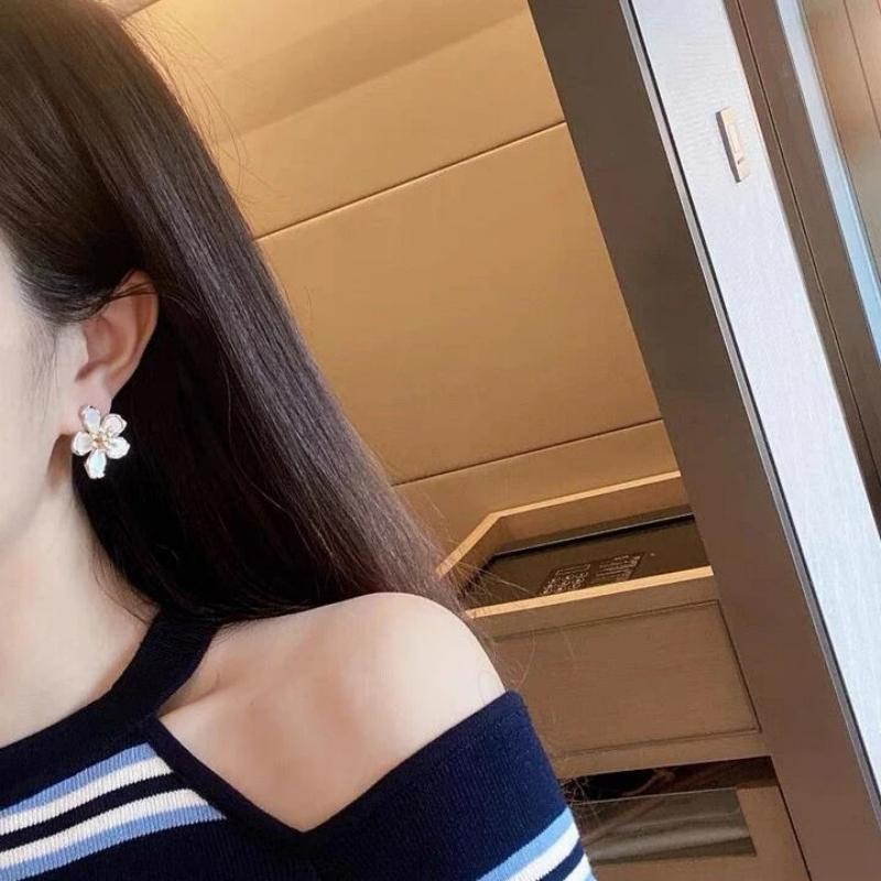 2024 New Korea Jewelry Exaggerated White Acrylic Zircon Flower Earrings Elegant Women Design Fashion Wedding Party Accessories