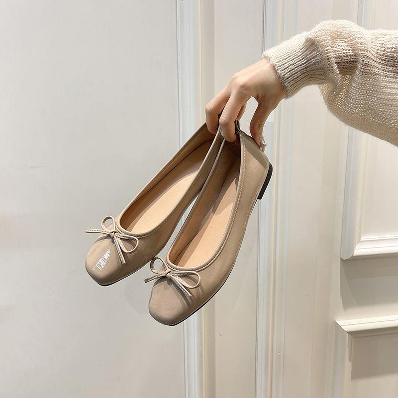 Style Noix de Coco, printemps 2025, nouvelle célébrité Internet polyvalent semelle plate peu profonde, quatre saisons bout carré chaussures de mariage de maternité, escarpins rouges