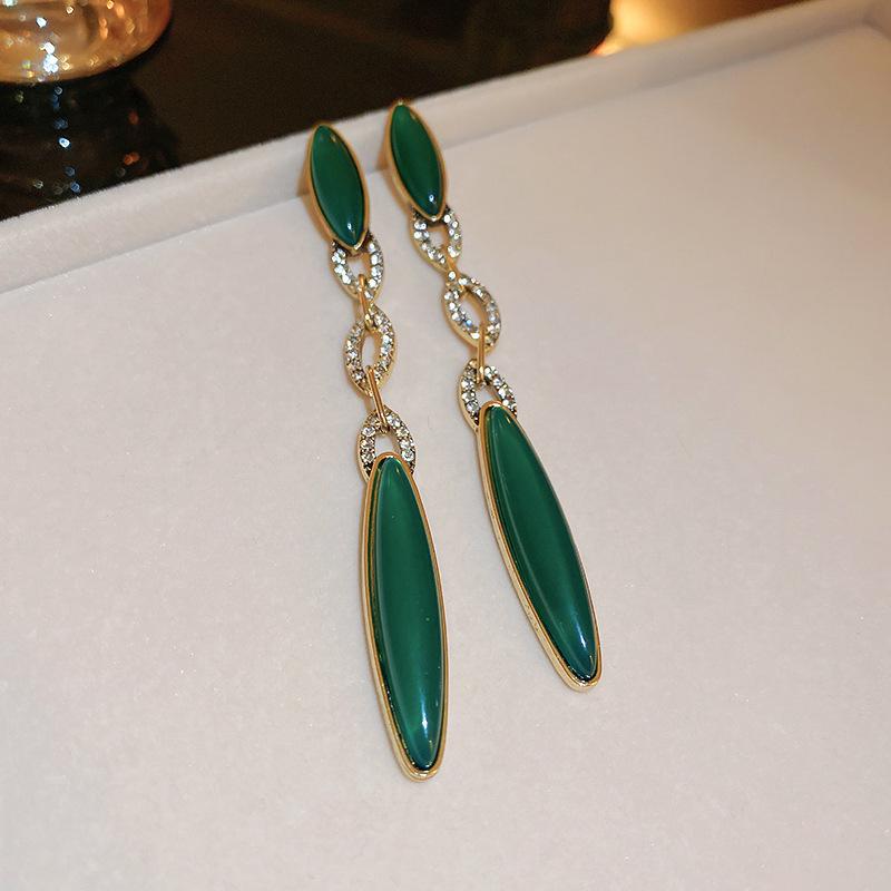 Vintage Quastenohrringe aus Silbernadel: Elegantes Wassertropfendesign mit einem Retro-literarischen Touch