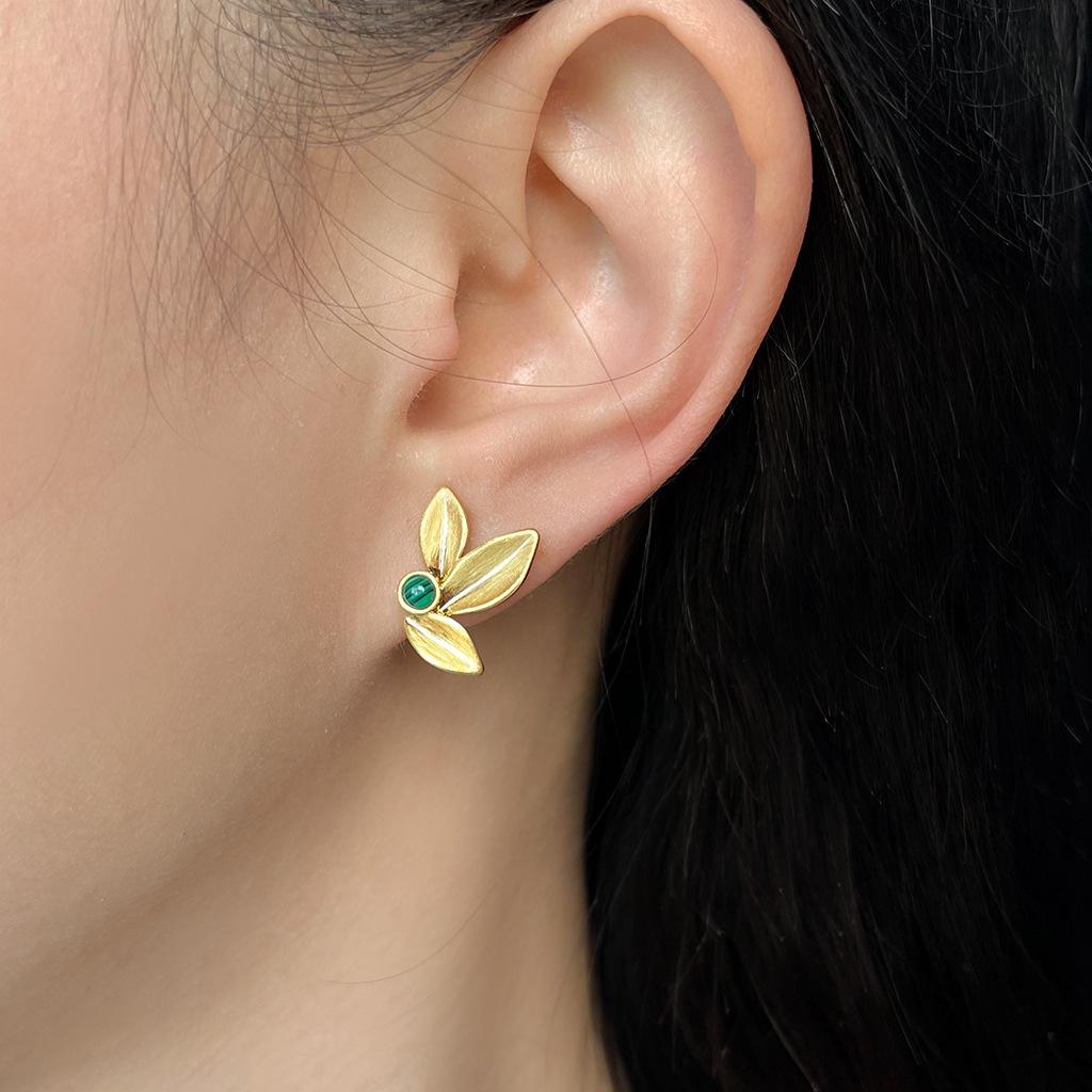 Ohrstecker aus 18 Karat Gold mit matt gebürstetem Blatt - Minimalistisches Design für leichten Luxus