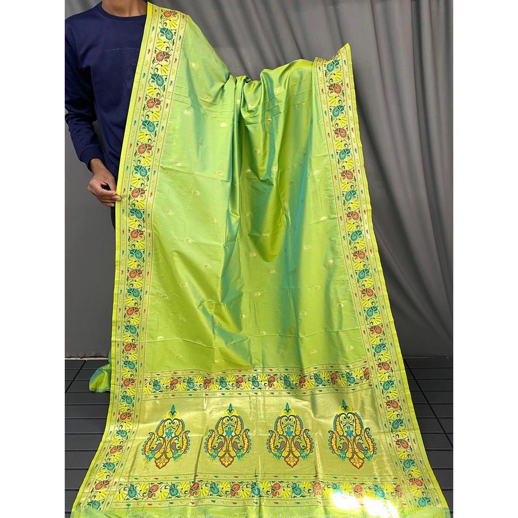 Lucrări frumoase de pallu și jacquard bogat pe tot saree