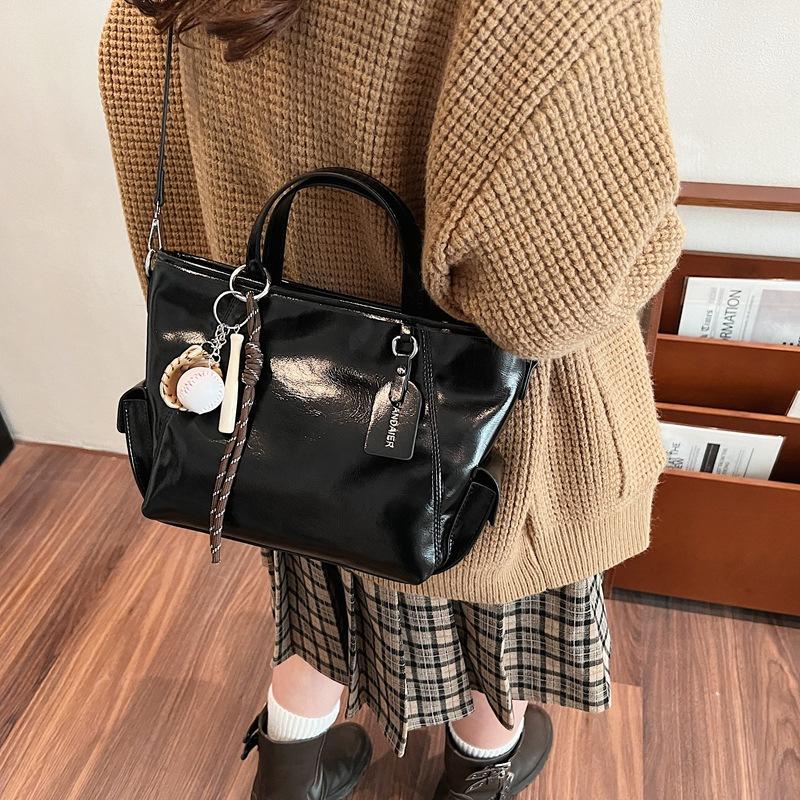 Fashion Trendy Portable Bucket Bag 2025 New Simple Casual Shoulder Bag Premium Messenger Bag
