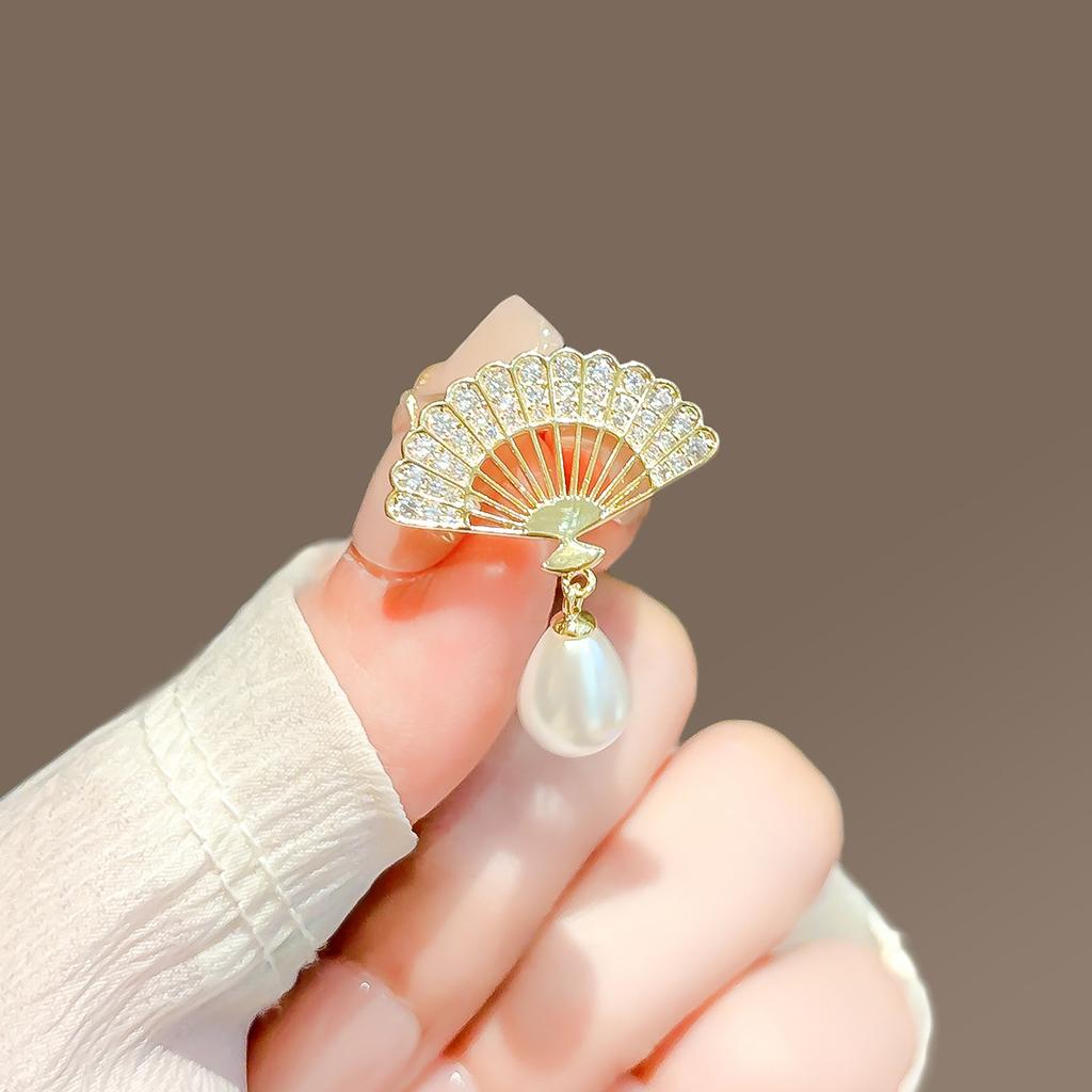 Water Diamond Fan Pearl Brooch Women's High-end Niche Pin Anti-glare Buckle Collar