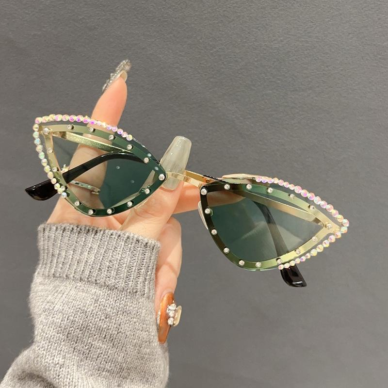 New Cat Eye Shaped Diamond Studded Sunglasses Personalized and Trendy Outdoor Sunglasses Sunscreen Party Metal Eyeglass Legs