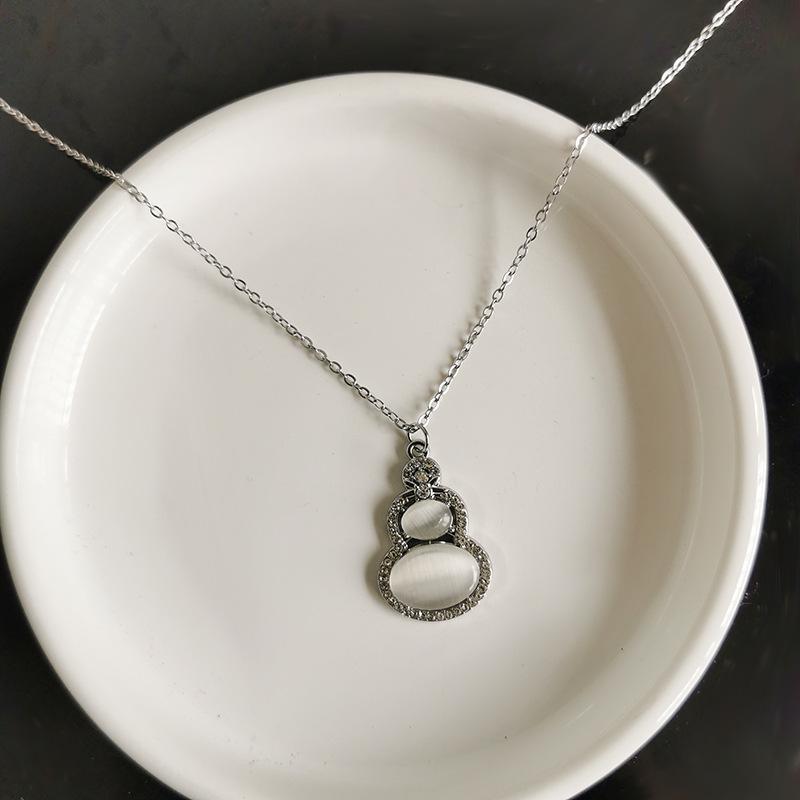 

Elegant Women s Gourd Necklace: Niche Design, Luxurious & Trendy Clavicle Chain with Exquisite Pendant
