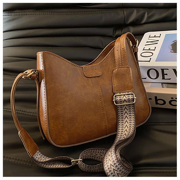 2024 New Retro Bag Female Korean Version Shoulder Bag Fashion Street Trend Leisure Commute Bucket Bag