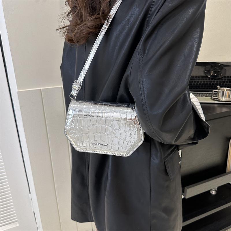 Small bag women's autumn 2024 new Korean version trendy fashion shoulder bag simple casual foreign style messenger small square bag