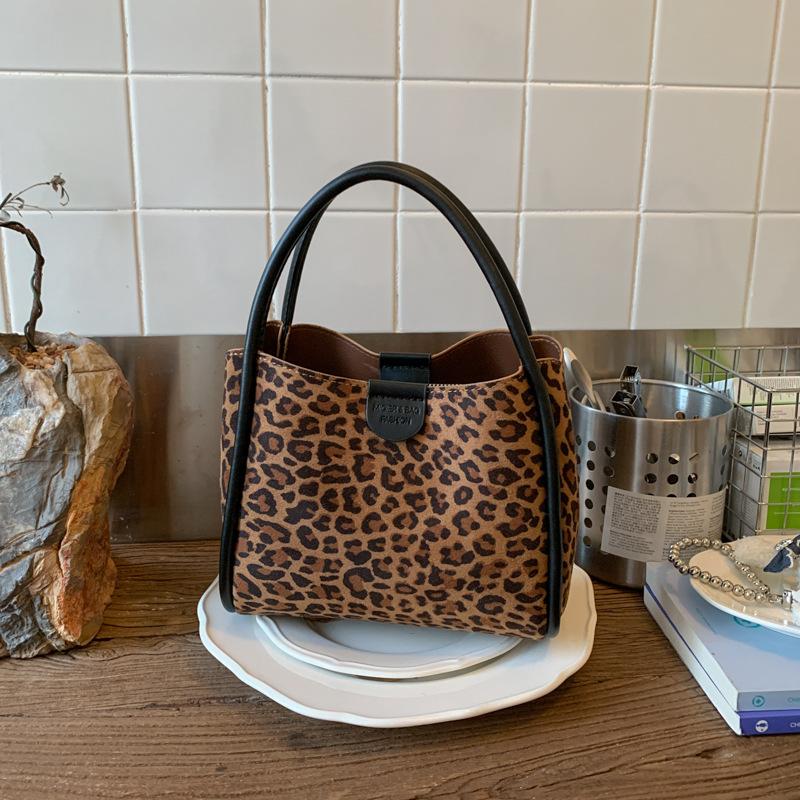 

High-end niche bag women s new autumn and winter retro messenger bag casual leopard print portable bucket bag