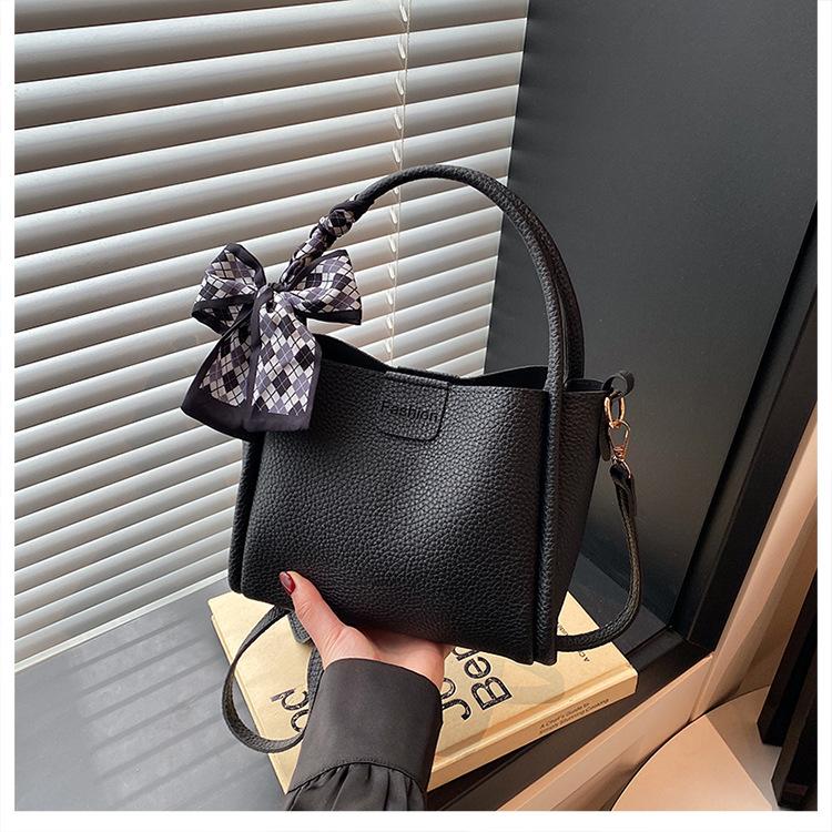 Trendy small bag women 2025 new trendy versatile messenger bag casual temperament portable fashion tote small bag