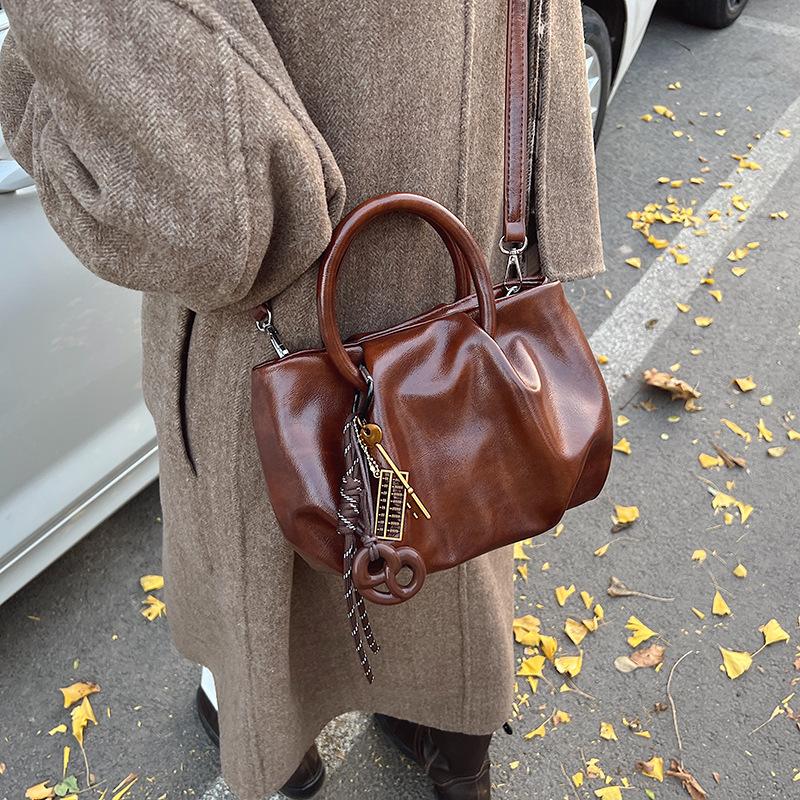Niche textured bag women's 2025 new winter shoulder messenger bag high-end portable pleated cloud bag