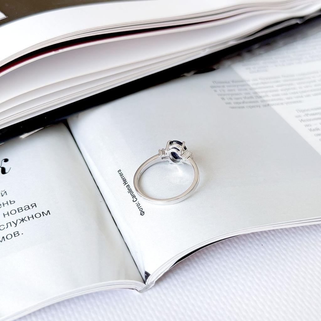 Серебряное кольцо с натуральным сапфиром 1.651ct, фианитами, вес изделия 2,36 гр (2162681)