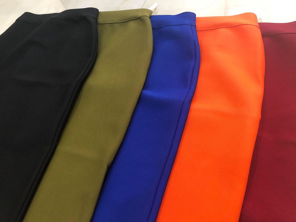 Szykowna spódnica bandażowa midi: Elegancki krój z wysokim stanem, elastyczny, dopasowany do bioder