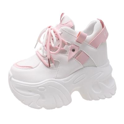 Modne buty na koturnie 10,5 cm dla kobiet skórzane buty codzienne białe czarne wysokie trampki na grubej podeszwie damskie wulkanizowane sznurowane buty z siateczki