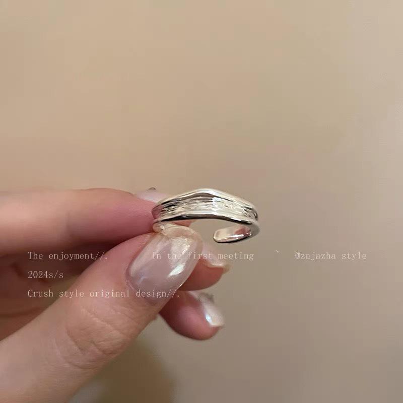Pearl Smashed Silver Irregular Women's Ring - Niche, Light Luxury, High-End Design, Index Finger, Cold Style, Chubby Hand.