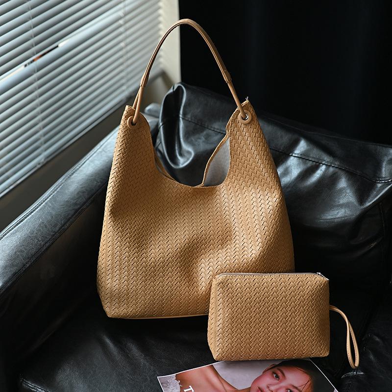 Women's 2025 Retro Large Capacity Woven Shoulder Tote Bag - New Fashion, Commute Style.