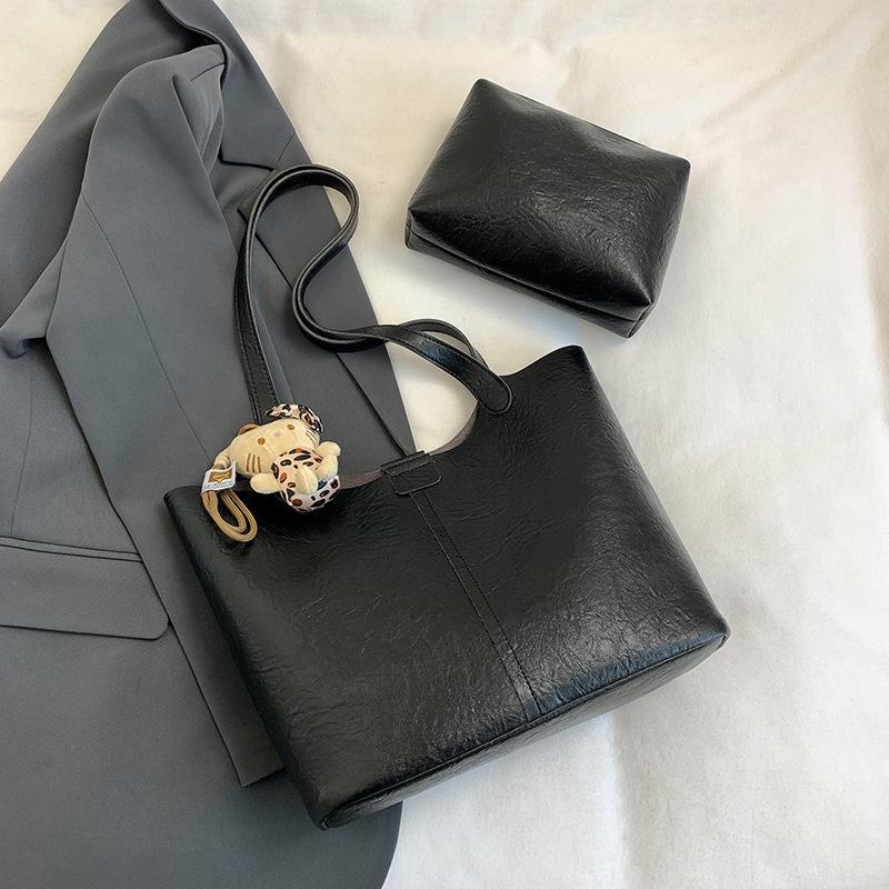 

Женская зимняя сумка-тоут для поездок на работу 2024 года: Высококачественная фактурная сумка через плечо с большой вместимостью Black without pendant. 39*12*28 чёрный