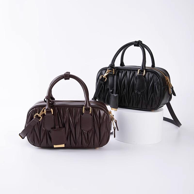 

Luxury Lambskin Embroidered Pleated Handbag - Genuine Leather Crossbody Shoulder Bag (Second-Hand) 24x8x12 cm
