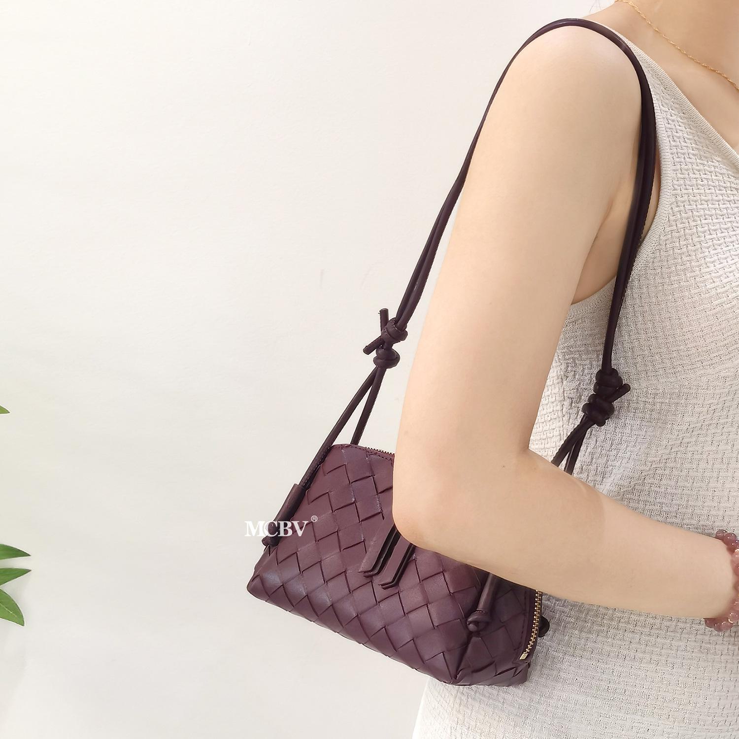 

Сумка через плечо MCBV Sheepskin Woven Cloud с застежкой-молнией
