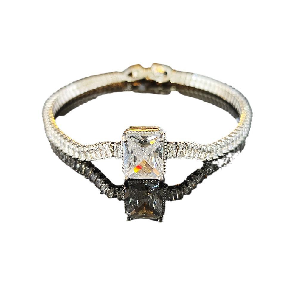Sophisticated Square Zircon Bracelet: Elegant and Versatile for Daily Commutes or Banquets