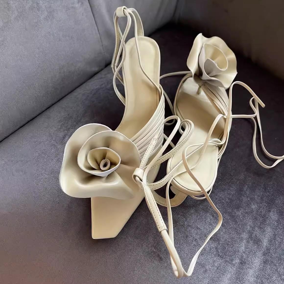 

Модные роскошные брендовые дизайнерские босоножки с цветочным принтом для женщин 2024 года, летние босоножки с металлическими пряжками на тонком высоком каблуке, красивые элегантные женские туфли-лодочки 35 бежевый
