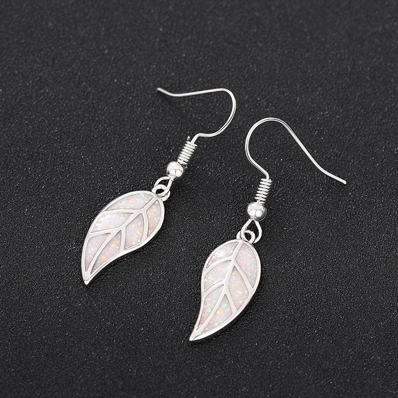 1 Pair of Leaf Earrings with Fashionable and Fashionable Design, Suitable for Daily Wear, The Earrings Are Simple and Exquisite