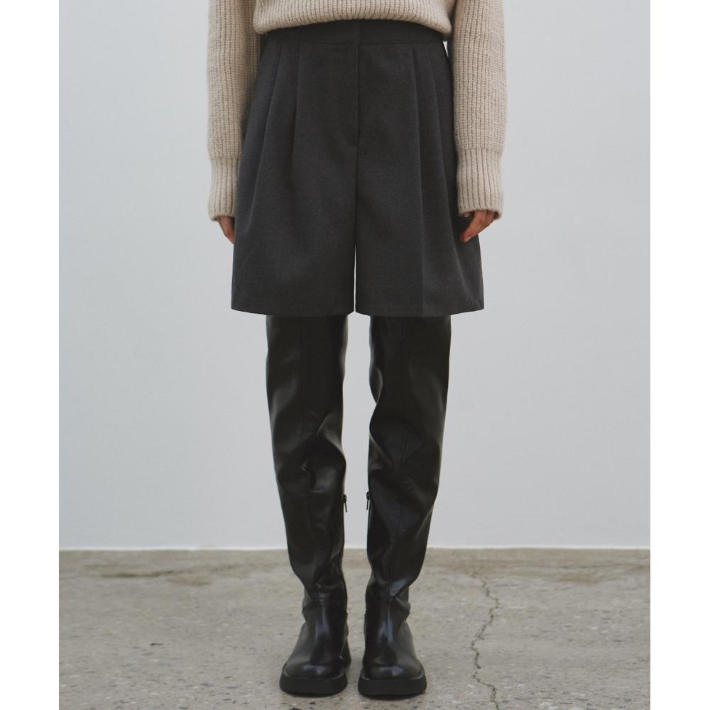 

NICKNICOLE TWO PINTUCK BURMUDA PANTSCHARCOAL