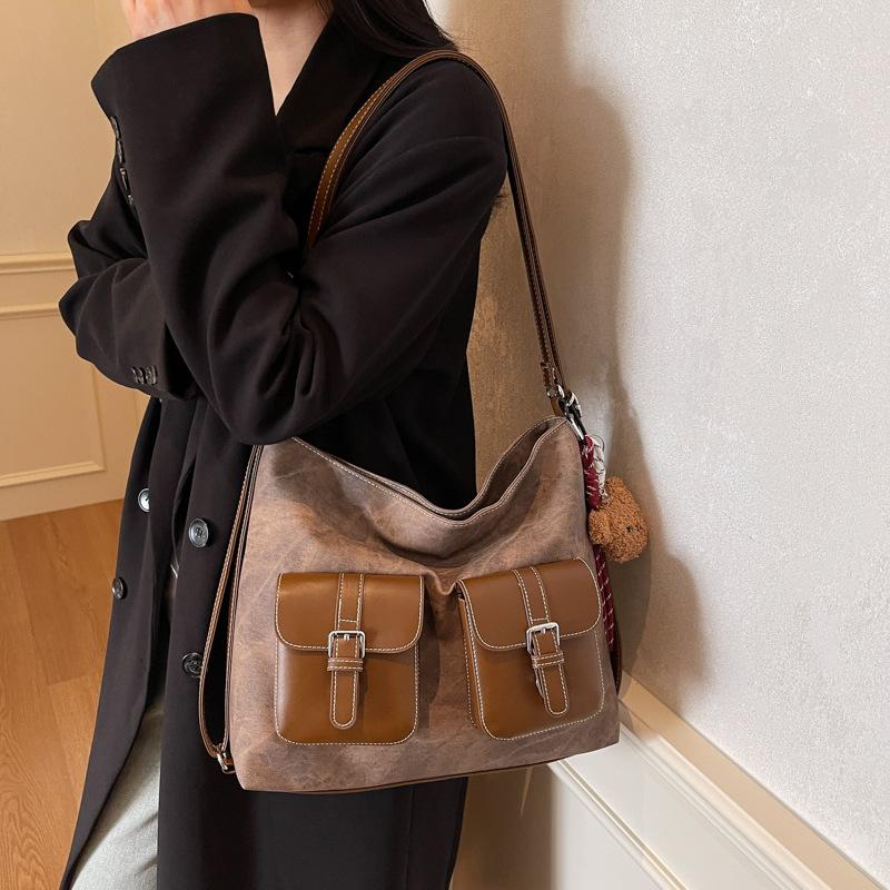 Stylish large-capacity tote bag, simple commuter locomotive bag, women's 2025 new college student class bag