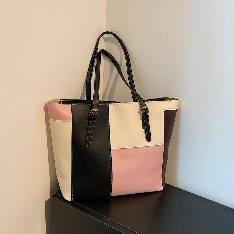 

Big bag women s 2025 new trendy fashion Korean version large capacity simple shoulder women s bag contrasting color tote bag handbag розовый