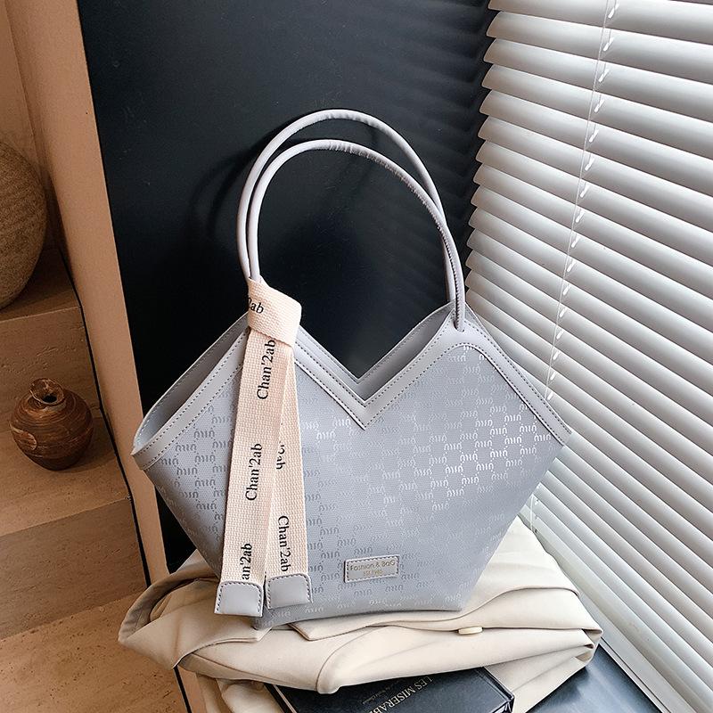 Premium Underarm Bag Women's New Fashion Portable Shoulder Bag Commuter Versatile Tote Bag