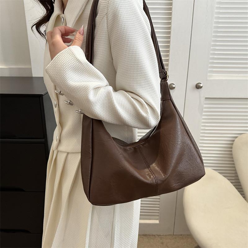 Trendy Casual Shoulder Bag For Women Featuring Large Capacity And Retro Style