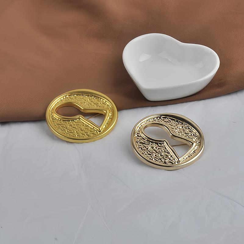 Pleated Brooch Alloy Keyhole Shape Glaze Luxury Badge Pin Trendy Banquet Clothes Metal Pin