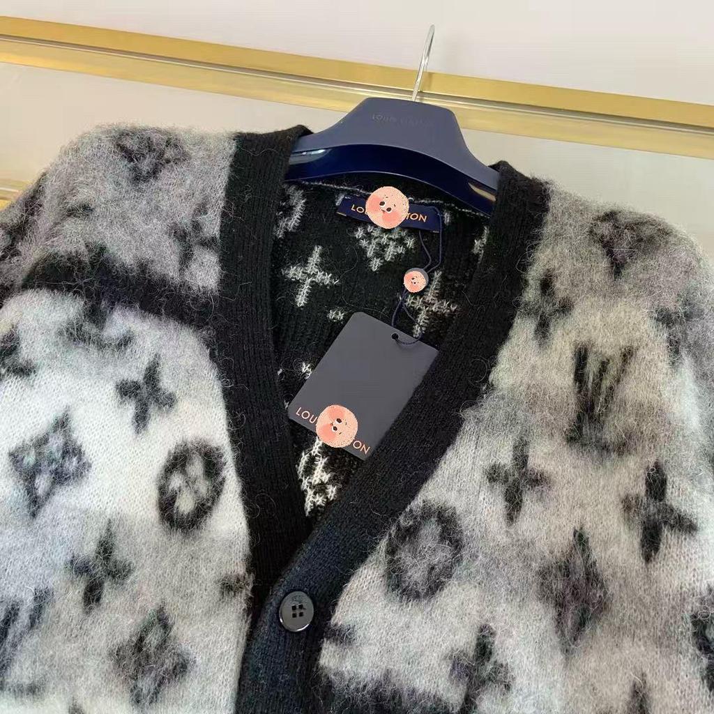 Klassischer Mohair-Strickcardigan mit V-Ausschnitt von G Family – weich, zart und modisch.