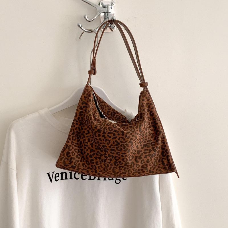 

Retro leopard print bag autumn and winter suede splicing design underarm bag niche shoulder bag women коричневый
