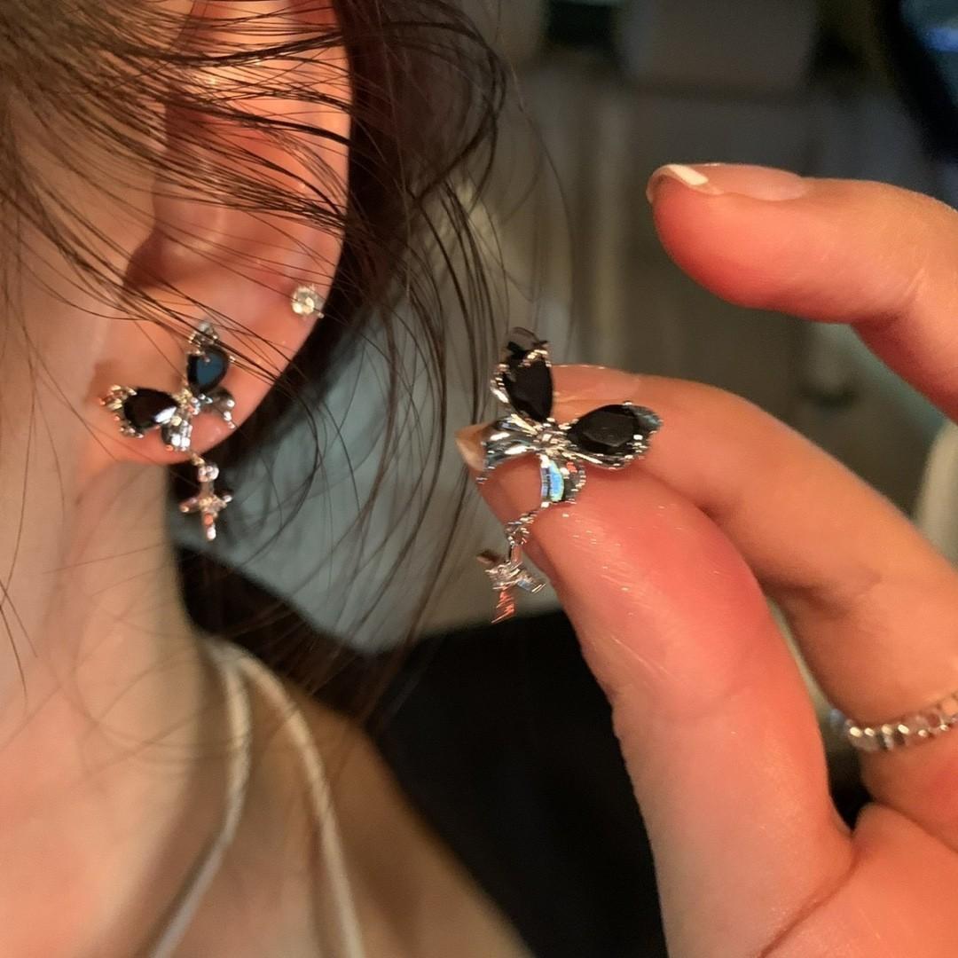 

Sweet and cool retro butterfly fringed earrings light luxury niche design high-end stud earrings cold wind versatile temperament earrings