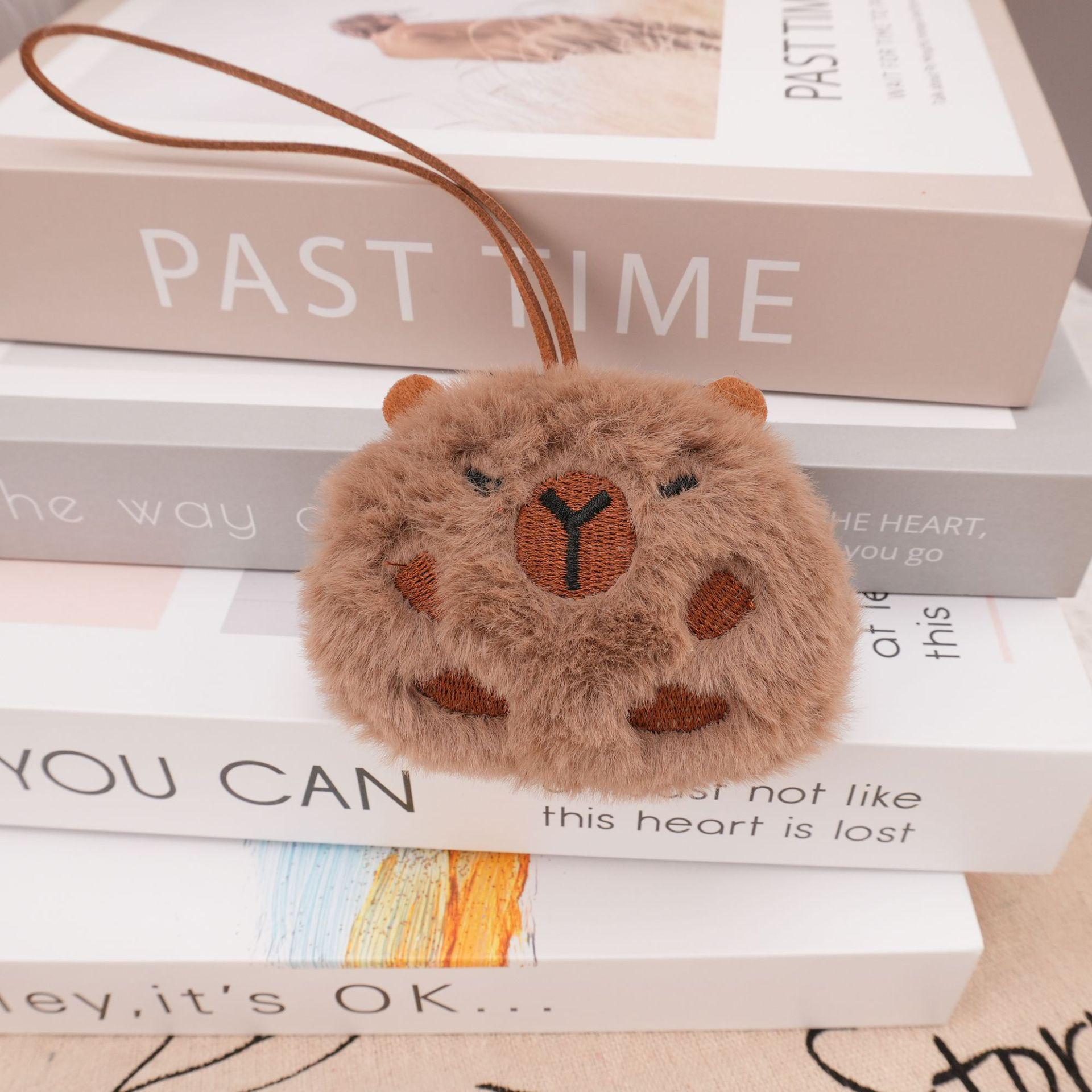 

Плюшевый брелок-капибара с биркой для имени - Украшение для рюкзака и подарок для друзей/пар (Осень зима)