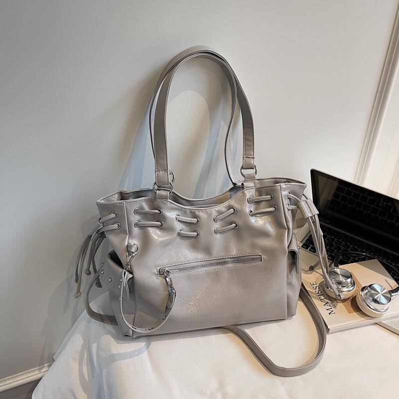 Retro large-capacity underarm bag women's winter new simple tote bag fashionable shoulder commuter bag women