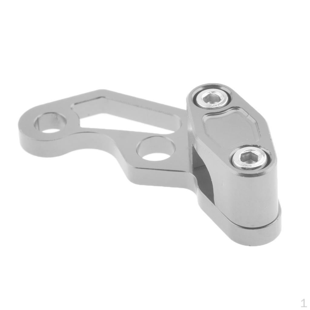 Zacisk i klamra na przewód paliwowy silnika motocykla