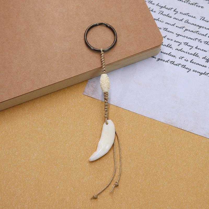 Retro kreativer natürlicher echter schwarzer Hundezahn handgemachter Schlüsselanhänger Männer und Frauen vielseitig Schweinezahn Persönlichkeit herrschsüchtig einfach Anhänger