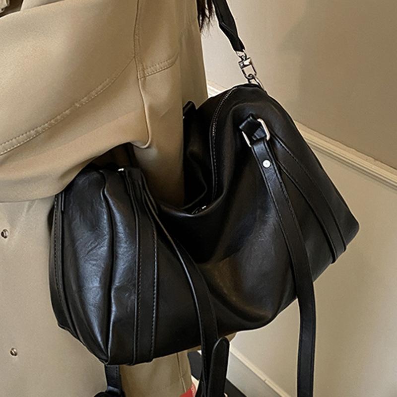 Eine stilvolle kleine Tasche für den Weg zur Arbeit, eine Umhängetasche mit großem Fassungsvermögen, eine modische Ein-Schulter-Tasche für Frauen