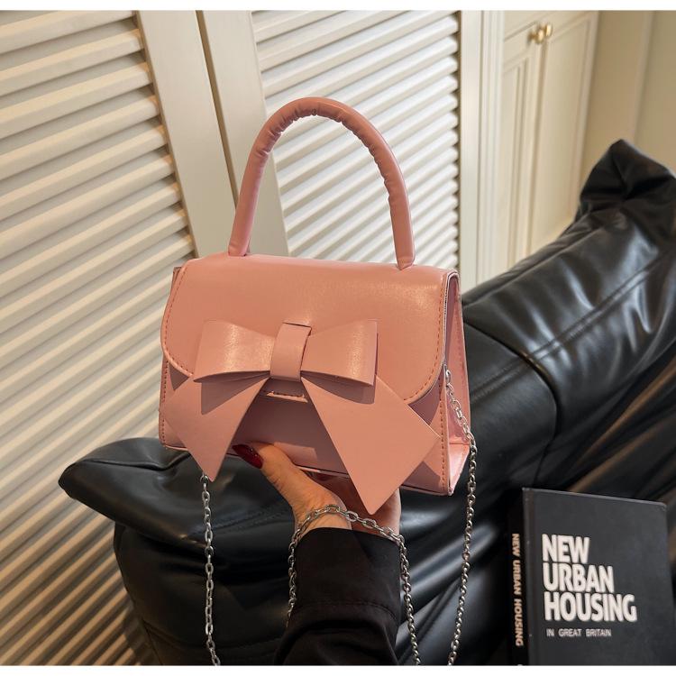 Trendy Texturovaná Crossbody taška s mašlí: Módní a všestranná dámská kabelka pro rok 2025