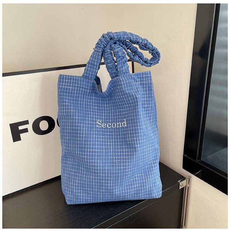

Small plaid cloth bag women s summer light and versatile large-capacity student shoulder bag niche literary tote bag синий