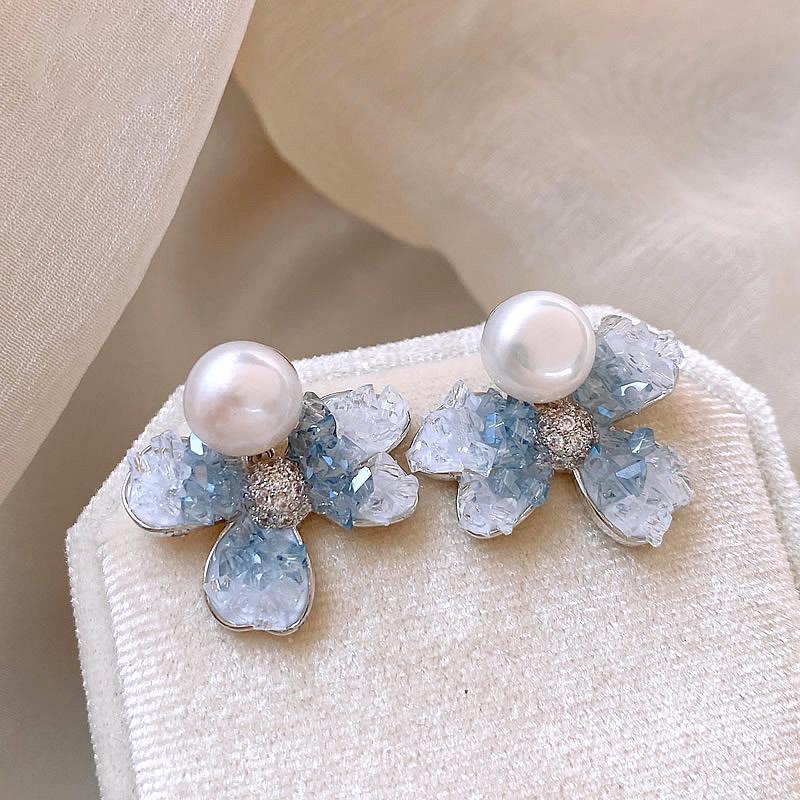 Gradient Crystal Flower Stud Earrings: Elegant Luxury French-Inspired Design for Women
