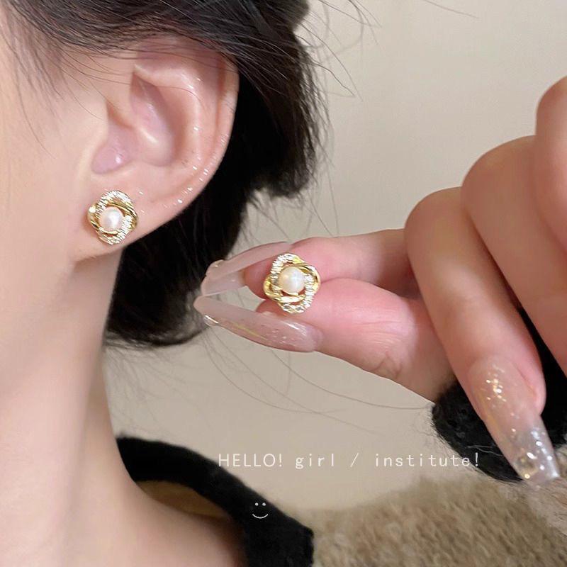 Elegant Diamond-Studded Pearl Earrings - Luxurious and Stylish Autumn/Winter Design