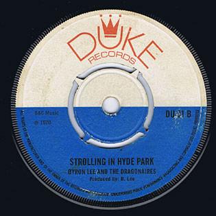 

7-дюймовая пластинка BYRON LEE THE DRAGONAIRES Strolling In Hyde Park Cashbox DU91 Duke Records 1970 Великобритания Регги Ска Даб Б/у