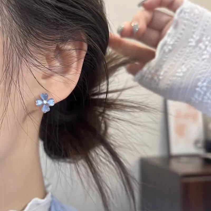 Fresh blue four-leaf flower ear buckle, niche earrings, exquisite simple and small earrings.